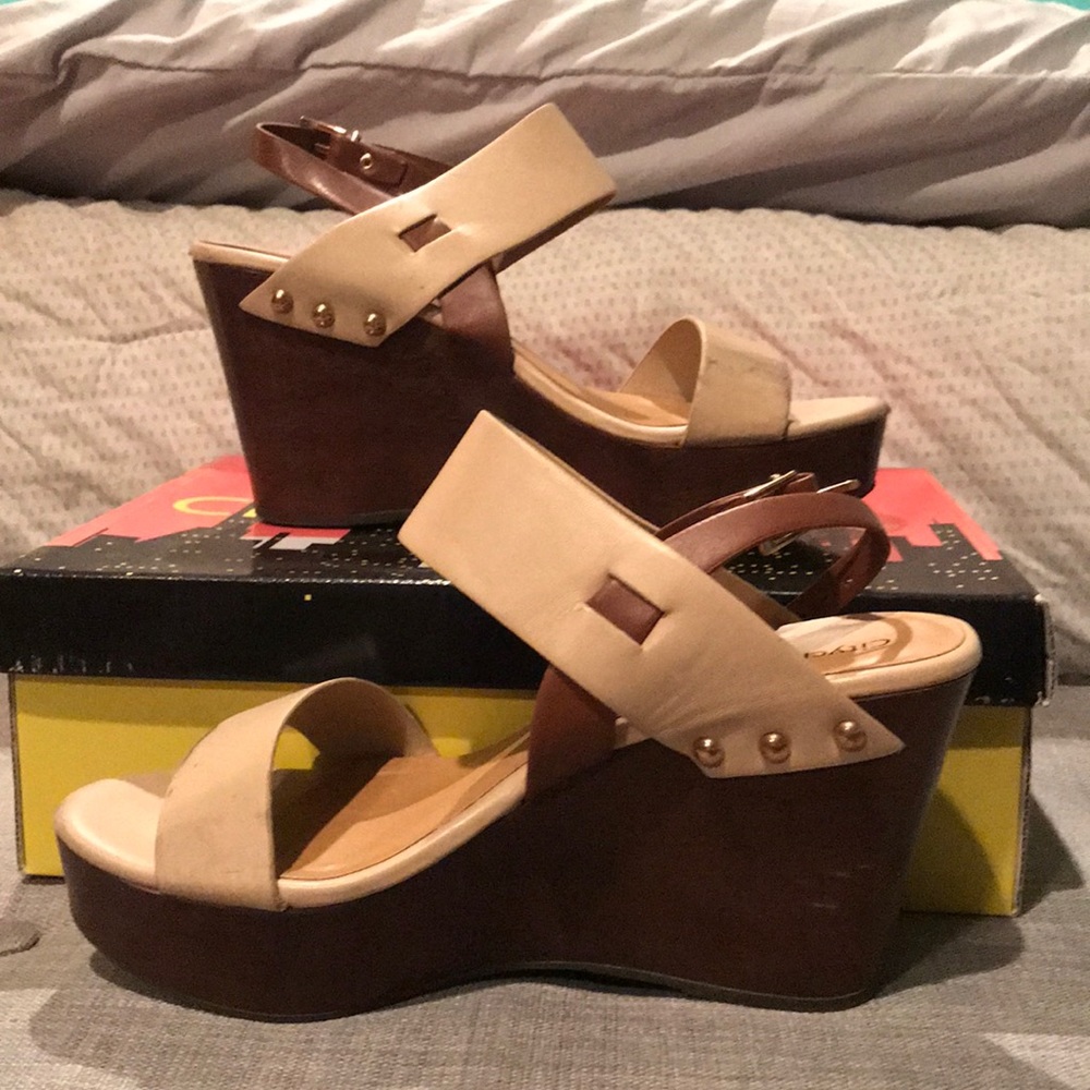 Wegde heels beige